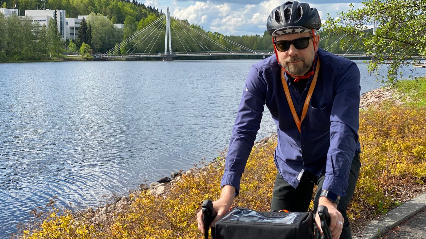 Jarkko Hilme pyöräilee työsuhdepyörällään töihin ja työmaille.