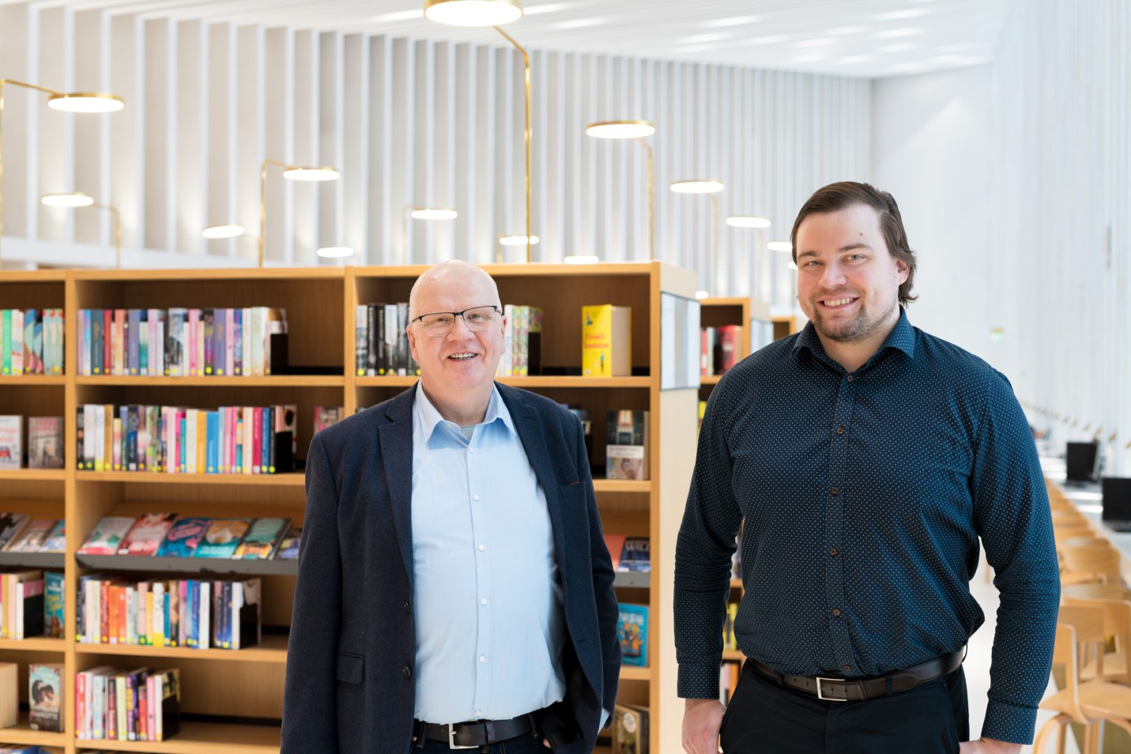 Kirkkonummen kunnan ylläpitopäällikkö Teuvo Martikainen ja Granlundin ryhmäpäällikkö Joonatan Uuspelto kävivät palaverin jälkeen Kirkkonummen uudessa Fyyri-kirjastossa.