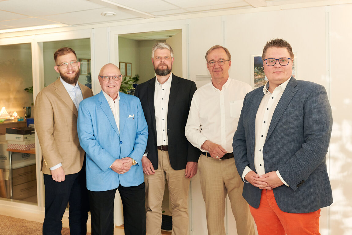 Kuvassa vasemmalta Granlundin Tatu Svahn, Staconin Kalevi Hämäläinen, Granlundin Topi Volama ja Pekka Metsi sekä Staconin Jonne Järvinen.