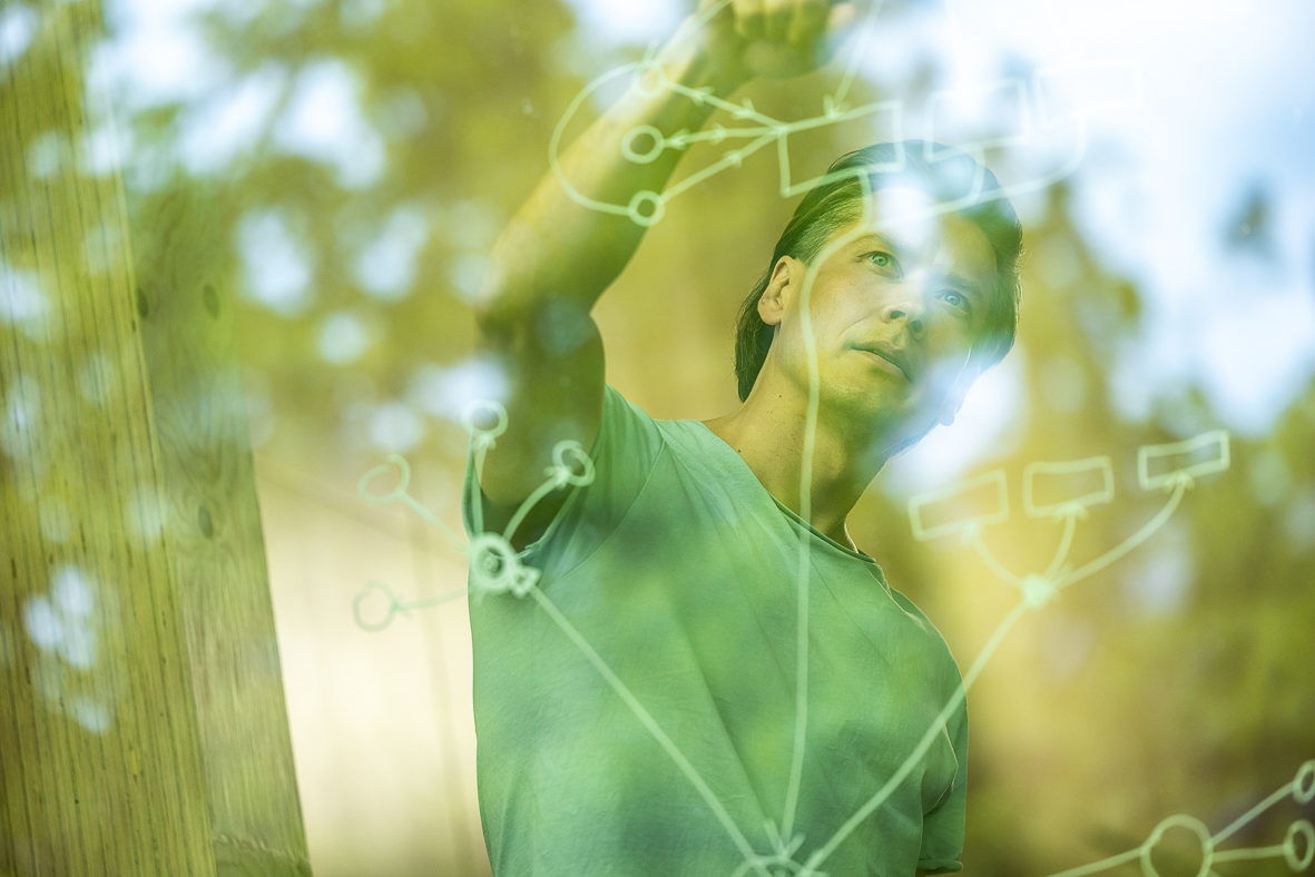 Mies piirtää kaaviota, jossa hahmotetaan kiinteistön energianhallinnan järjestelmiä ja ohjelmistoa.