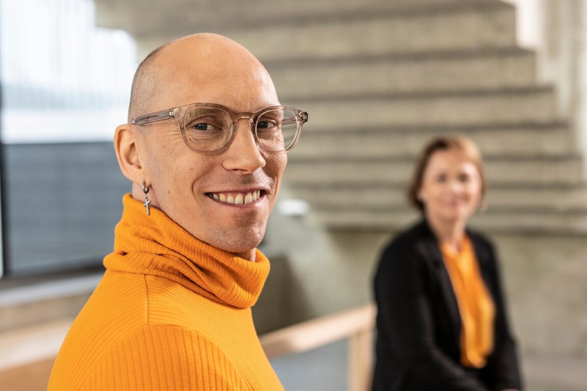 Granlundin energiapalveluiden johtaja Jani Säisä istuu penkillä toimistokiinteistössä oranssissa paidassa.