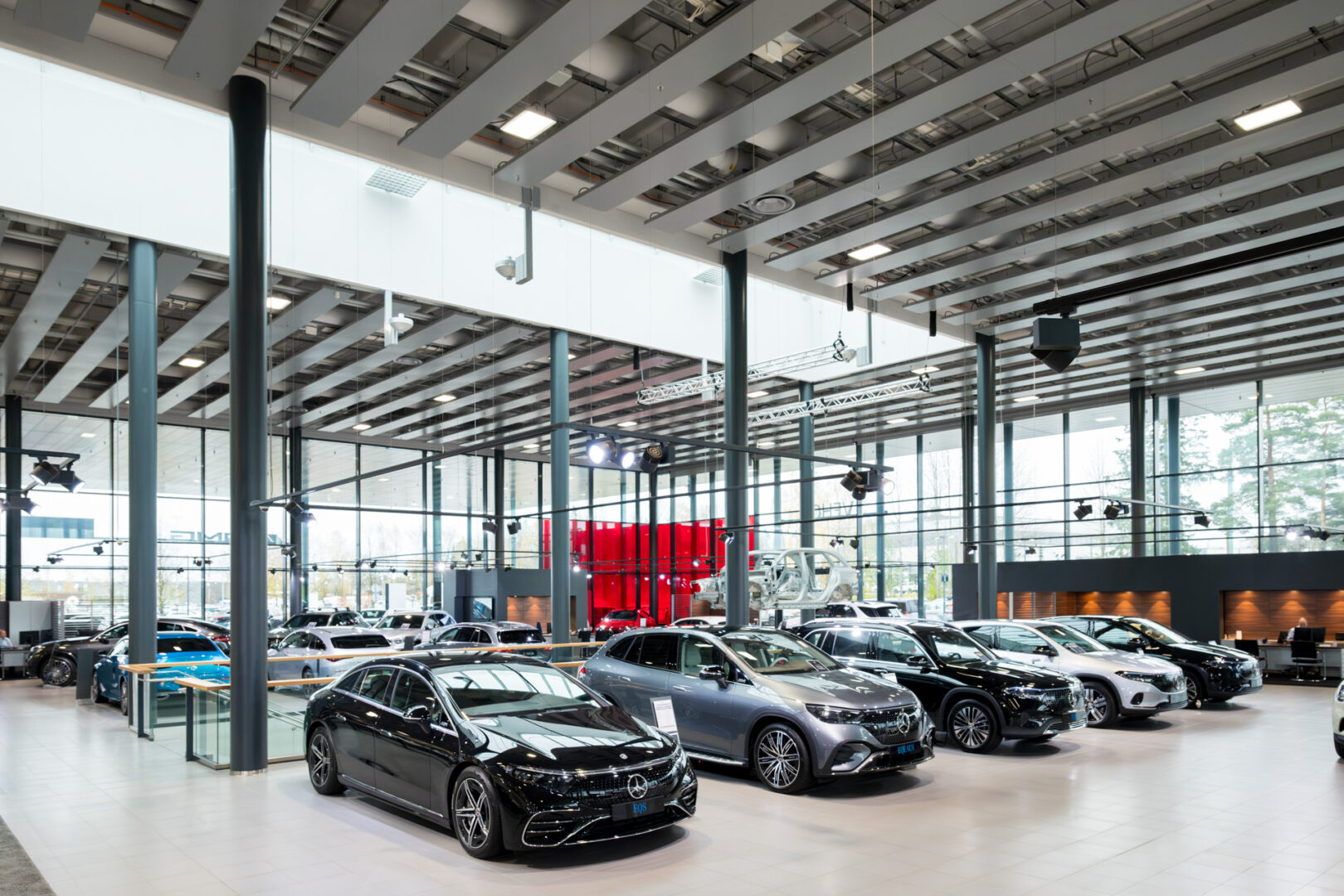 Veho Airport myymäläkiinteistö sisältä, automalleja etualalla.