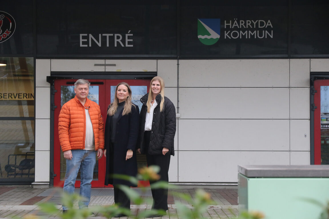 Härrydan kunnan työntekijät kunnantalon ulkopuolella.